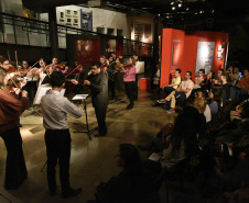 A parceria do Museu Paranaense com a Universidade Tecnológica do Paraná continua com apresentações dos grupos instrumentais da universidade. Dia 29 de novembro, às 19h30, a Camerata UTFPR interpreta as canções do musical West Side Story, e dia 6 de dezembro, às 19h, o grupo PianoTec UTFPR dá vida a obras da literatura pianística que vão do período barroco até o século XX.Foto: Kraw Penas/SECC