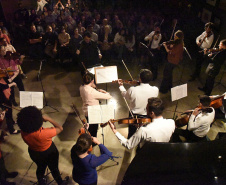 A parceria do Museu Paranaense com a Universidade Tecnológica do Paraná continua com apresentações dos grupos instrumentais da universidade. Dia 29 de novembro, às 19h30, a Camerata UTFPR interpreta as canções do musical West Side Story, e dia 6 de dezembro, às 19h, o grupo PianoTec UTFPR dá vida a obras da literatura pianística que vão do período barroco até o século XX.Foto: Kraw Penas/SECC