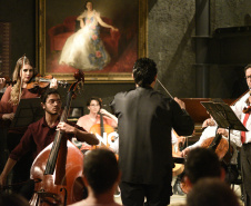 A parceria do Museu Paranaense com a Universidade Tecnológica do Paraná continua com apresentações dos grupos instrumentais da universidade. Dia 29 de novembro, às 19h30, a Camerata UTFPR interpreta as canções do musical West Side Story, e dia 6 de dezembro, às 19h, o grupo PianoTec UTFPR dá vida a obras da literatura pianística que vão do período barroco até o século XX.Foto: Kraw Penas/SECC