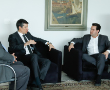 O Complexo Hospitalar do Trabalhador (CHT), por meio do Hospital de Reabilitação Ana Carolina Moura Xavier (HR), recebeu mais de R$ 9,5 milhões para aquisição de equipamentos de alto custo para atendimentos neurológicos.
Em reunião nesta terça-feira (26), governador Carlos Massa Ratinho Júnior agradeceu pessoalmente o procurador do Ministério Público do Trabalho, Humberto Luiz Mussi de Albuquerque, pelo repasse. 