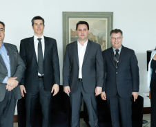 O Complexo Hospitalar do Trabalhador (CHT), por meio do Hospital de Reabilitação Ana Carolina Moura Xavier (HR), recebeu mais de R$ 9,5 milhões para aquisição de equipamentos de alto custo para atendimentos neurológicos.
Em reunião nesta terça-feira (26), governador Carlos Massa Ratinho Júnior agradeceu pessoalmente o procurador do Ministério Público do Trabalho, Humberto Luiz Mussi de Albuquerque, pelo repasse. 
