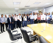 Onze municípios do Paraná vão receber 303 casas destinadas a famílias em situação de extrema pobreza. As moradias fazem parte do programa Nossa Gente, do Governo do Estado, com recursos do Banco Interamericano de Desenvolvimento (BID). O plano de trabalho para a construção dos imóveis foi assinado nesta terça-feira (26) pelo secretário da Justiça, Família e Trabalho, Ney Leprevost, e o presidente da Cohapar, Jorge Lange. Foto: Divulgação/SEJUF