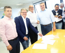 Onze municípios do Paraná vão receber 303 casas destinadas a famílias em situação de extrema pobreza. As moradias fazem parte do programa Nossa Gente, do Governo do Estado, com recursos do Banco Interamericano de Desenvolvimento (BID). O plano de trabalho para a construção dos imóveis foi assinado nesta terça-feira (26) pelo secretário da Justiça, Família e Trabalho, Ney Leprevost, e o presidente da Cohapar, Jorge Lange. Foto: Divulgação/SEJUF