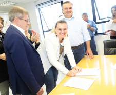 Onze municípios do Paraná vão receber 303 casas destinadas a famílias em situação de extrema pobreza. As moradias fazem parte do programa Nossa Gente, do Governo do Estado, com recursos do Banco Interamericano de Desenvolvimento (BID). O plano de trabalho para a construção dos imóveis foi assinado nesta terça-feira (26) pelo secretário da Justiça, Família e Trabalho, Ney Leprevost, e o presidente da Cohapar, Jorge Lange. Foto: Divulgação/SEJUF