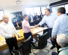 Onze municípios do Paraná vão receber 303 casas destinadas a famílias em situação de extrema pobreza. As moradias fazem parte do programa Nossa Gente, do Governo do Estado, com recursos do Banco Interamericano de Desenvolvimento (BID). O plano de trabalho para a construção dos imóveis foi assinado nesta terça-feira (26) pelo secretário da Justiça, Família e Trabalho, Ney Leprevost, e o presidente da Cohapar, Jorge Lange. Foto: Divulgação/SEJUF