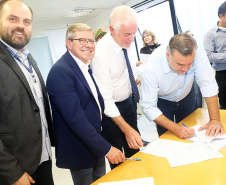 Onze municípios do Paraná vão receber 303 casas destinadas a famílias em situação de extrema pobreza. As moradias fazem parte do programa Nossa Gente, do Governo do Estado, com recursos do Banco Interamericano de Desenvolvimento (BID). O plano de trabalho para a construção dos imóveis foi assinado nesta terça-feira (26) pelo secretário da Justiça, Família e Trabalho, Ney Leprevost, e o presidente da Cohapar, Jorge Lange. Foto: Divulgação/SEJUF
