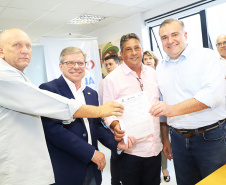 Onze municípios do Paraná vão receber 303 casas destinadas a famílias em situação de extrema pobreza. As moradias fazem parte do programa Nossa Gente, do Governo do Estado, com recursos do Banco Interamericano de Desenvolvimento (BID). O plano de trabalho para a construção dos imóveis foi assinado nesta terça-feira (26) pelo secretário da Justiça, Família e Trabalho, Ney Leprevost, e o presidente da Cohapar, Jorge Lange. Foto: Divulgação/SEJUF