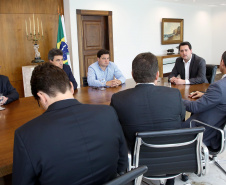 O Governo do Paraná deu mais um importante passo do processo de concessão de rodovias em todo o estado. O governador Carlo Massa Ratinho Junior assinou nesta (sexta-feira 26), no Palácio Iguaçu o decreto que cria o Grupo Técnico de Acompanhamento e Apoio Conjunto ?GTAAC-Paraná?. Curitiba,26/11/2019 Foto:Jaelson Lucas / AEN