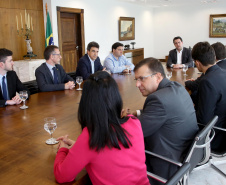 O Governo do Paraná deu mais um importante passo do processo de concessão de rodovias em todo o estado. O governador Carlo Massa Ratinho Junior assinou nesta (sexta-feira 26), no Palácio Iguaçu o decreto que cria o Grupo Técnico de Acompanhamento e Apoio Conjunto "GTAAC-Paraná". Curitiba,26/11/2019 Foto:Jaelson Lucas / AEN
