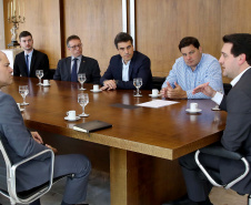 O Governo do Paraná deu mais um importante passo do processo de concessão de rodovias em todo o estado. O governador Carlo Massa Ratinho Junior assinou nesta (sexta-feira 26), no Palácio Iguaçu o decreto que cria o Grupo Técnico de Acompanhamento e Apoio Conjunto "GTAAC-Paraná". Curitiba,26/11/2019 Foto:Jaelson Lucas / AEN
