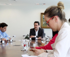 O Governo do Paraná deu mais um importante passo do processo de concessão de rodovias em todo o estado. O governador Carlo Massa Ratinho Junior assinou nesta (sexta-feira 26), no Palácio Iguaçu o decreto que cria o Grupo Técnico de Acompanhamento e Apoio Conjunto "GTAAC-Paraná". Curitiba,26/11/2019 Foto:Jaelson Lucas / AEN