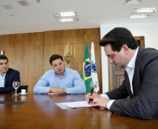 O Governo do Paraná deu mais um importante passo do processo de concessão de rodovias em todo o estado. O governador Carlo Massa Ratinho Junior assinou nesta (sexta-feira 26), no Palácio Iguaçu o decreto que cria o Grupo Técnico de Acompanhamento e Apoio Conjunto "GTAAC-Paraná". Curitiba,26/11/2019 Foto:Jaelson Lucas / AEN