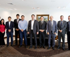 O Governo do Paraná deu mais um importante passo do processo de concessão de rodovias em todo o estado. O governador Carlo Massa Ratinho Junior assinou nesta (sexta-feira 26), no Palácio Iguaçu o decreto que cria o Grupo Técnico de Acompanhamento e Apoio Conjunto "GTAAC-Paraná". Curitiba,26/11/2019 Foto:Jaelson Lucas / AEN