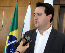 O Governo do Paraná deu mais um importante passo do processo de concessão de rodovias em todo o estado. O governador Carlo Massa Ratinho Junior assinou nesta (sexta-feira 26), no Palácio Iguaçu o decreto que cria o Grupo Técnico de Acompanhamento e Apoio Conjunto "GTAAC-Paraná". Curitiba,26/11/2019 Foto:Jaelson Lucas / AEN