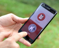 A Universidade Estadual de Londrina (UEL) desenvolveu um aplicativo (APP) para smartphones que oferece possibilidade de comunicação e informação odontológica para pessoas surdas em atendimento emergencial ou consulta de rotina. O projeto de pesquisa é liderado pelas professoras Elisa Tanaka Carloto e Maria Celeste Morita, do Departamento de Medicina Oral e Odontologia Infantil, do Centro de Ciências da Saúde (CCS). Foto: Divulgação/UEL