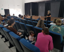 O Governo do Estado capacita os comerciantes, ambulantes e empresários do Litoral para o período de intenso movimento e fluxo de turistas na temporada, a partir dos próximos dias. A ação é realizada pela Paraná Turismo. Foto: Edson Thomaz
