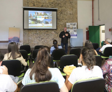 TURISMO E EDUCAÇÃO AMBIENTAL - André Poletti, assistente técnico da Paraná Turismo, faz palestra em Paranaguá,  sobre Hospitalidade e Operação Verão, para vendedores, alunos de Turismo da UFPR, proprietários de hotéis e pousadas, etc.Paranaguá, 26-11-!9.Foto: Arnaldo Alves / AEN.