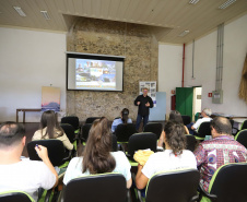 TURISMO E EDUCAÇÃO AMBIENTAL - André Poletti, assistente técnico da Paraná Turismo, faz palestra em Paranaguá,  sobre Hospitalidade e Operação Verão, para vendedores, alunos de Turismo da UFPR, proprietários de hotéis e pousadas, etc.Paranaguá, 26-11-!9.Foto: Arnaldo Alves / AEN.