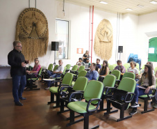 TURISMO E EDUCAÇÃO AMBIENTAL - André Poletti, assistente técnico da Paraná Turismo, faz palestra em Paranaguá,  sobre Hospitalidade e Operação Verão, para vendedores, alunos de Turismo da UFPR, proprietários de hotéis e pousadas, etc.Paranaguá, 26-11-!9.Foto: Arnaldo Alves / AEN.