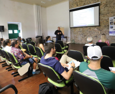 TURISMO E EDUCAÇÃO AMBIENTAL - André Poletti, assistente técnico da Paraná Turismo, faz palestra em Paranaguá,  sobre Hospitalidade e Operação Verão, para vendedores, alunos de Turismo da UFPR, proprietários de hotéis e pousadas, etc.Paranaguá, 26-11-!9.Foto: Arnaldo Alves / AEN.