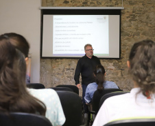 TURISMO E EDUCAÇÃO AMBIENTAL - André Poletti, assistente técnico da Paraná Turismo, faz palestra em Paranaguá,  sobre Hospitalidade e Operação Verão, para vendedores, alunos de Turismo da UFPR, proprietários de hotéis e pousadas, etc.Paranaguá, 26-11-!9.Foto: Arnaldo Alves / AEN.