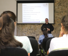 TURISMO E EDUCAÇÃO AMBIENTAL - André Poletti, assistente técnico da Paraná Turismo, faz palestra em Paranaguá,  sobre Hospitalidade e Operação Verão, para vendedores, alunos de Turismo da UFPR, proprietários de hotéis e pousadas, etc.Paranaguá, 26-11-!9.Foto: Arnaldo Alves / AEN.