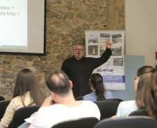 TURISMO E EDUCAÇÃO AMBIENTAL - André Poletti, assistente técnico da Paraná Turismo, faz palestra em Paranaguá,  sobre Hospitalidade e Operação Verão, para vendedores, alunos de Turismo da UFPR, proprietários de hotéis e pousadas, etc.Paranaguá, 26-11-!9.Foto: Arnaldo Alves / AEN.