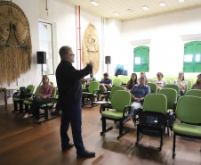 TURISMO E EDUCAÇÃO AMBIENTAL - André Poletti, assistente técnico da Paraná Turismo, faz palestra em Paranaguá,  sobre Hospitalidade e Operação Verão, para vendedores, alunos de Turismo da UFPR, proprietários de hotéis e pousadas, etc.Paranaguá, 26-11-!9.Foto: Arnaldo Alves / AEN.