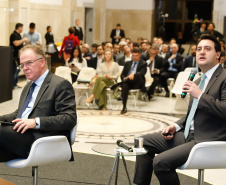 O governador Carlos Massa Ratinho Junior apresentou nesta quarta-feira (27), na Bolsa de Valores de São Paulo, as oportunidades de investimentos no Paraná. Ele destacou os potenciais do Estado, a moderna legislação sobre Parcerias Público-Privadas (PPPs) e o novo programa de concessão de rodovias, que vai abranger 4,1 quilômetros de estradas.