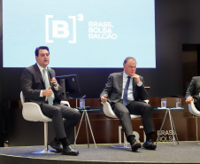 O governador Carlos Massa Ratinho Junior apresentou nesta quarta-feira (27), na Bolsa de Valores de São Paulo, as oportunidades de investimentos no Paraná. Ele destacou os potenciais do Estado, a moderna legislação sobre Parcerias Público-Privadas (PPPs) e o novo programa de concessão de rodovias, que vai abranger 4,1 quilômetros de estradas.