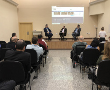 A Controladoria-Geral do Estado (CGE) promoveu capacitação sobre a modalidade de licitação que começa a ser adotada pelo Paraná, principalmente para obras públicas. O auditor do Tribunal de Contas da União (TCU) Claudio Sarian explicou o Regime Diferenciado de Contratações Públicas e destacou que este permite melhor planejamento de gastos e restrição à quantidade de aditivos. fOTO: dIVULGAÇÃO/CGE