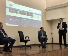 A Controladoria-Geral do Estado (CGE) promoveu capacitação sobre a modalidade de licitação que começa a ser adotada pelo Paraná, principalmente para obras públicas. O auditor do Tribunal de Contas da União (TCU) Claudio Sarian explicou o Regime Diferenciado de Contratações Públicas e destacou que este permite melhor planejamento de gastos e restrição à quantidade de aditivos. fOTO: dIVULGAÇÃO/CGE