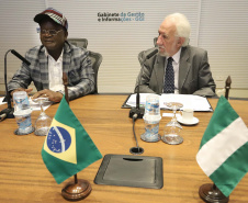 O vice-governador Darci Piana recebe o governador de Benue,  Ortom Samuel Ioraer. Presentes: Orbunde Terwase cefe da Casa Civi; Ijir Timothy Aondona secretário de Agricultura e Recursos Naturais; Oyiwona Godwin Emmanuel Secretário de Ciência, Tecnologia e Energia; Akase Terver, Secretário Chefe de Imprensa; Kwaghngu Abrahams, Assessor Especial de  Tarefas; Ubwa Paul Oorkuma, presidente da Câmara do Comércio do Estado de Benue.Curitiba, 27-11-19.Foto: Arnaldo Alves / AEN.