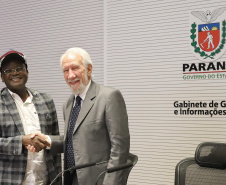 O vice-governador Darci Piana recebe o governador de Benue,  Ortom Samuel Ioraer. Presentes: Orbunde Terwase cefe da Casa Civi; Ijir Timothy Aondona secretário de Agricultura e Recursos Naturais; Oyiwona Godwin Emmanuel Secretário de Ciência, Tecnologia e Energia; Akase Terver, Secretário Chefe de Imprensa; Kwaghngu Abrahams, Assessor Especial de  Tarefas; Ubwa Paul Oorkuma, presidente da Câmara do Comércio do Estado de Benue.Curitiba, 27-11-19.Foto: Arnaldo Alves / AEN.