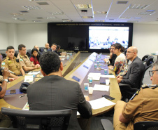 Forças policiais atuantes do projeto Em Frente Brasil, implantado em agosto deste ano no município de São José dos Pinhais, Região Metropolitana de Curitiba, participaram na manhã desta quarta-feira (27) de uma videoconferência com o ministro da Justiça e Segurança Pública, Sério Moro. A reunião ocorreu na sede da Secretaria da Segurança Pública, no bairro Centro Cívico, em Curitiba, e contou com a presença do secretário Romulo Marinho Soares. Foto: SESP