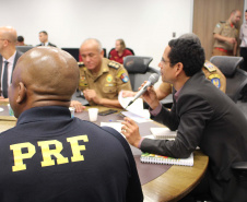 Forças policiais atuantes do projeto Em Frente Brasil, implantado em agosto deste ano no município de São José dos Pinhais, Região Metropolitana de Curitiba, participaram na manhã desta quarta-feira (27) de uma videoconferência com o ministro da Justiça e Segurança Pública, Sério Moro. A reunião ocorreu na sede da Secretaria da Segurança Pública, no bairro Centro Cívico, em Curitiba, e contou com a presença do secretário Romulo Marinho Soares. Foto: SESP