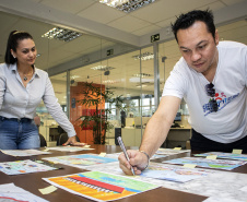 A criatividade de 486 crianças da 5o série de 20 escolas municipais de Paranaguá foram colocadas à prova e os 13 melhores desenhos e frases do concurso Porto Escola já estão definidos. A escolha foi realizada nesta terça-feira (26), mas as obras selecionadas serão reveladas somente no dia 2 de dezembro, no site da Portos do Paraná www.portosdoparana.pr.gov.br