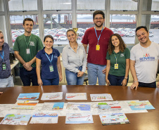 A criatividade de 486 crianças da 5o série de 20 escolas municipais de Paranaguá foram colocadas à prova e os 13 melhores desenhos e frases do concurso Porto Escola já estão definidos. A escolha foi realizada nesta terça-feira (26), mas as obras selecionadas serão reveladas somente no dia 2 de dezembro, no site da Portos do Paraná www.portosdoparana.pr.gov.br