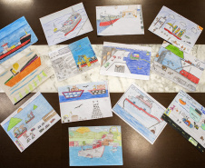 A criatividade de 486 crianças da 5o série de 20 escolas municipais de Paranaguá foram colocadas à prova e os 13 melhores desenhos e frases do concurso Porto Escola já estão definidos. A escolha foi realizada nesta terça-feira (26), mas as obras selecionadas serão reveladas somente no dia 2 de dezembro, no site da Portos do Paraná www.portosdoparana.pr.gov.br