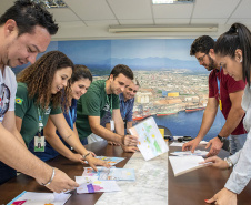 A criatividade de 486 crianças da 5o série de 20 escolas municipais de Paranaguá foram colocadas à prova e os 13 melhores desenhos e frases do concurso Porto Escola já estão definidos. A escolha foi realizada nesta terça-feira (26), mas as obras selecionadas serão reveladas somente no dia 2 de dezembro, no site da Portos do Paraná www.portosdoparana.pr.gov.br