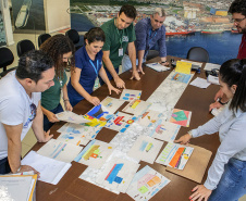 A criatividade de 486 crianças da 5o série de 20 escolas municipais de Paranaguá foram colocadas à prova e os 13 melhores desenhos e frases do concurso Porto Escola já estão definidos. A escolha foi realizada nesta terça-feira (26), mas as obras selecionadas serão reveladas somente no dia 2 de dezembro, no site da Portos do Paraná www.portosdoparana.pr.gov.br