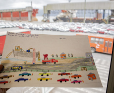 A criatividade de 486 crianças da 5o série de 20 escolas municipais de Paranaguá foram colocadas à prova e os 13 melhores desenhos e frases do concurso Porto Escola já estão definidos. A escolha foi realizada nesta terça-feira (26), mas as obras selecionadas serão reveladas somente no dia 2 de dezembro, no site da Portos do Paraná www.portosdoparana.pr.gov.br