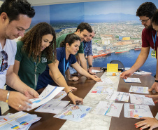 A criatividade de 486 crianças da 5o série de 20 escolas municipais de Paranaguá foram colocadas à prova e os 13 melhores desenhos e frases do concurso Porto Escola já estão definidos. A escolha foi realizada nesta terça-feira (26), mas as obras selecionadas serão reveladas somente no dia 2 de dezembro, no site da Portos do Paraná www.portosdoparana.pr.gov.br
