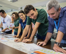A criatividade de 486 crianças da 5o série de 20 escolas municipais de Paranaguá foram colocadas à prova e os 13 melhores desenhos e frases do concurso Porto Escola já estão definidos. A escolha foi realizada nesta terça-feira (26), mas as obras selecionadas serão reveladas somente no dia 2 de dezembro, no site da Portos do Paraná www.portosdoparana.pr.gov.br