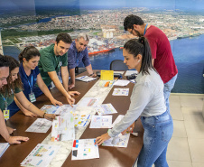 A criatividade de 486 crianças da 5o série de 20 escolas municipais de Paranaguá foram colocadas à prova e os 13 melhores desenhos e frases do concurso Porto Escola já estão definidos. A escolha foi realizada nesta terça-feira (26), mas as obras selecionadas serão reveladas somente no dia 2 de dezembro, no site da Portos do Paraná www.portosdoparana.pr.gov.br