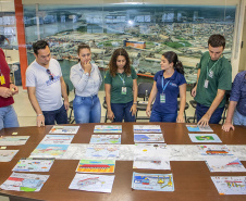 A criatividade de 486 crianças da 5o série de 20 escolas municipais de Paranaguá foram colocadas à prova e os 13 melhores desenhos e frases do concurso Porto Escola já estão definidos. A escolha foi realizada nesta terça-feira (26), mas as obras selecionadas serão reveladas somente no dia 2 de dezembro, no site da Portos do Paraná www.portosdoparana.pr.gov.br