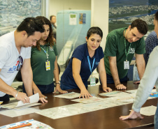 A criatividade de 486 crianças da 5o série de 20 escolas municipais de Paranaguá foram colocadas à prova e os 13 melhores desenhos e frases do concurso Porto Escola já estão definidos. A escolha foi realizada nesta terça-feira (26), mas as obras selecionadas serão reveladas somente no dia 2 de dezembro, no site da Portos do Paraná www.portosdoparana.pr.gov.br