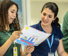 A criatividade de 486 crianças da 5o série de 20 escolas municipais de Paranaguá foram colocadas à prova e os 13 melhores desenhos e frases do concurso Porto Escola já estão definidos. A escolha foi realizada nesta terça-feira (26), mas as obras selecionadas serão reveladas somente no dia 2 de dezembro, no site da Portos do Paraná www.portosdoparana.pr.gov.br