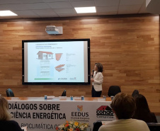 Os desafios de aliar a eficiência energética e a habitação popular foi o assunto de uma palestra dada pela Cohapar durante um encontro nacional sobre o tema nesta quarta-feira (27), em Campinas. Durante a apresentação, gestores públicos, especialistas e empresários puderam conhecer mais detalhes sobre as medidas tomadas pela companhia para garantir o desenvolvimento socioeconômico ambientalmente sustentável do Paraná. 