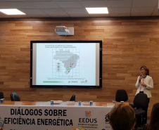 Os desafios de aliar a eficiência energética e a habitação popular foi o assunto de uma palestra dada pela Cohapar durante um encontro nacional sobre o tema nesta quarta-feira (27), em Campinas. Durante a apresentação, gestores públicos, especialistas e empresários puderam conhecer mais detalhes sobre as medidas tomadas pela companhia para garantir o desenvolvimento socioeconômico ambientalmente sustentável.